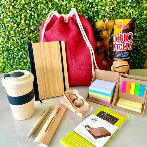 Sustainable Desk Necessities for